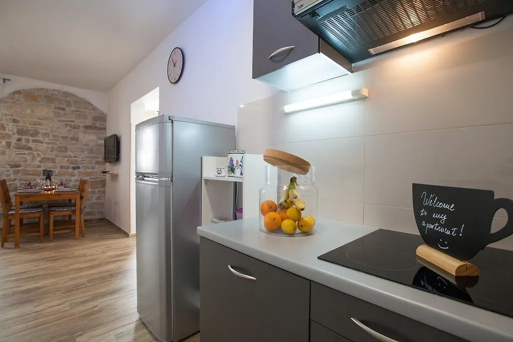 Apartment Irma Pola 0*,